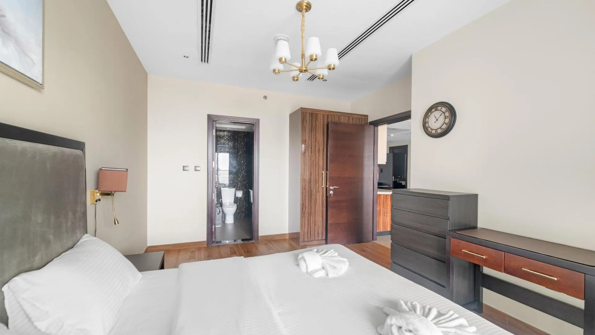 Apartment Close To Downtown - New 1 Bedroom With Parking Dubai